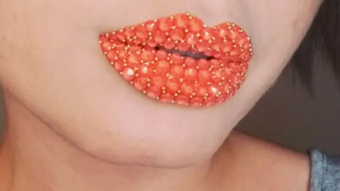 Bibir Bertabur Kristal? Begini Jadinya!