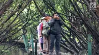 Komunitas pemerhati burung melakukan kegiatan Asian Waterbird Census 2019 di Hutan Lindung Angke Kapuk Jakarta, Sabtu (19/1). Kegiatan ini bertujuan memperkenalkan kekayaan keanekaragaman hayati Indonesia kepada generasi muda. (Liputan6.com/Fery Pradolo)