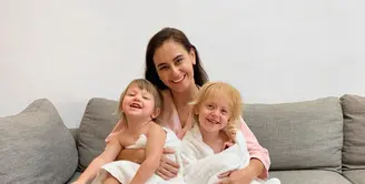Marissa Nasution bersama dua putrinya [Instagram/marissaln]