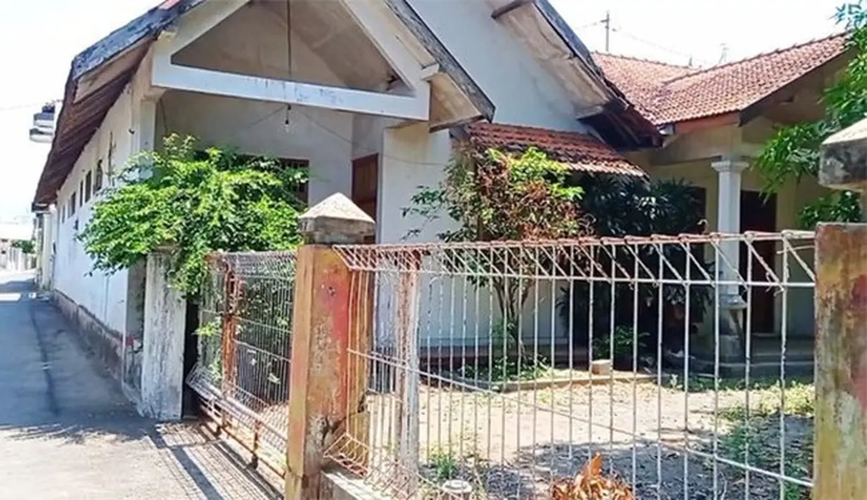 Meski begitu, dulunya rumah Abiem Ngesti bisa dibilang mewah pada zamannya. Abiem yang populer di album keduanya, Pangeran Dangdut meninggal dunia dalam kecelakaan mobil tahun 1995 silam. [Youtube/Dapur Dangdut Indonesia]