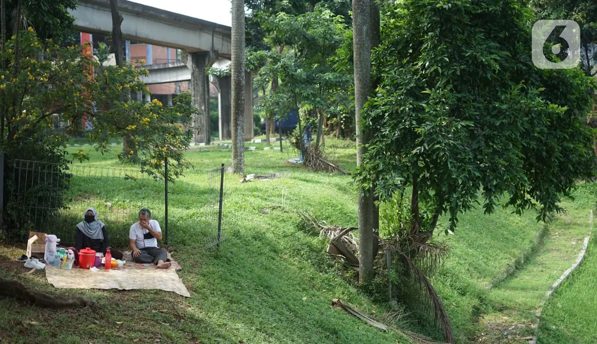 Wisatawan menikmati suasana sekitar Taman Mini Indonesia Indah (TMII), Jakarta, Minggu (21/6/2020). Setelah tidak beroperasi akibat pandemi, pengelola membuka kembali TMII dengan menerapkan protokol kesehatan pencegahan COVID-19 dan pembatasan pengunjung. (Liputan6.com/Immanuel Antonius)