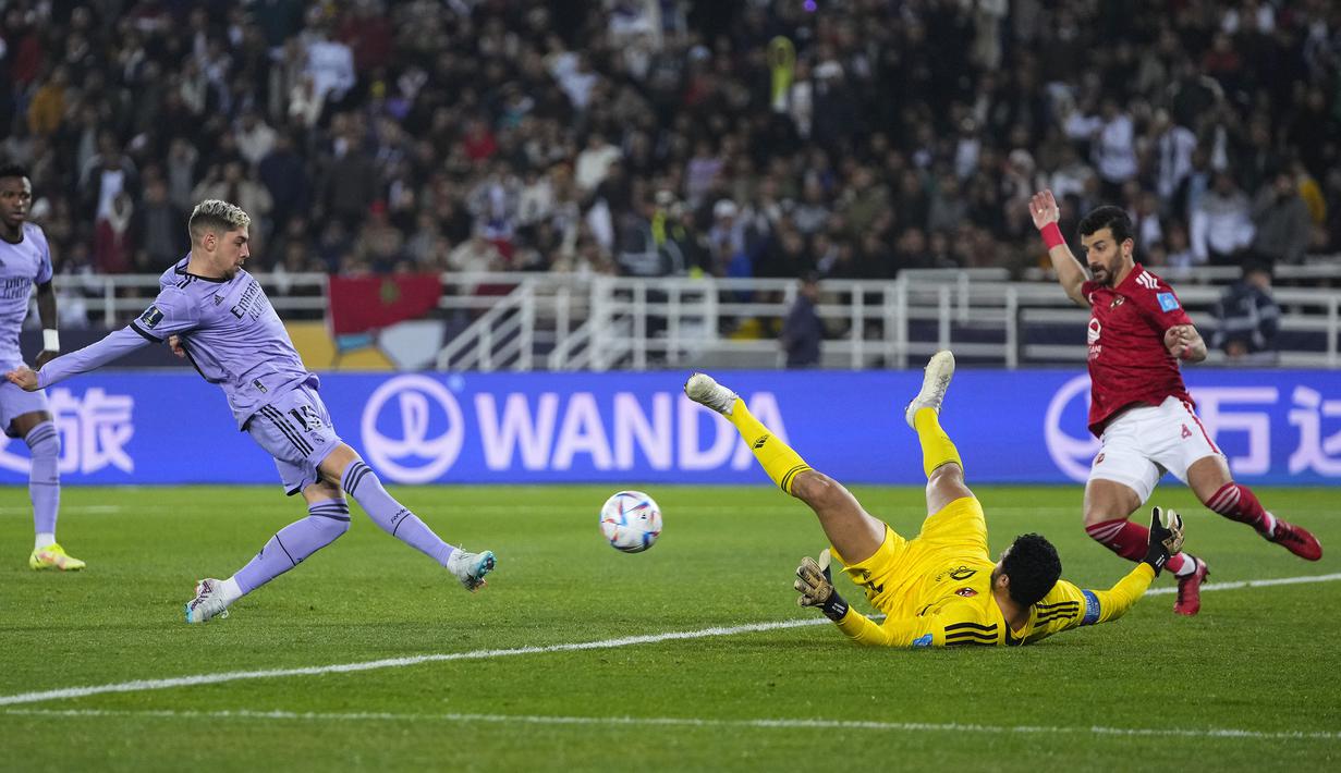 Pemain Real Madrid, Federico Valverde mencetak gol kedua timnya ke gawang Al Ahly pada laga semifinal Piala Dunia Antarklub 2022 yang berlangsung di Prince Moulay Abdellah Stadium, Rabat, Maroko, Kamis (09/02/2023) dini hari WIB. Valverde tampil mengagumkan pada laga tersebut dengan mencetak 1 gol dari 3 tembakannya. Pemain berkebangsaan Uruguay tersebut juga sukses menorehkan 3 dribel sukses, 88% umpan akurat, 1 umpan kunci, dan terlibat dalam 5 duel perebutan bola di lapangan. (AP Photo/Manu Fernandez)