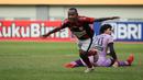 Pemain Persipura Jayapura, Yohanes Pahabol (kiri) merayakan gol penyeimbang 2-2 ke gawang Madura United dalam laga pekan ke-6 BRI Liga 1 2021/2022 di Stadion Wibawa Mukti, Cikarang, Minggu (03/10/2021). (Bola.com/Bagaskara Lazuardi)