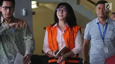 Bupati Kepulauan Talaud, Sulawesi Utara nonaktif Sri Wahyumi Maria Manalip tersenyum usai menjalani pemeriksaan di Gedung KPK, Jakarta, Selasa (27/8/2019). Sri Wahyumi diperiksa sebagai tersangka untuk melengkapi berkas P21. (merdeka.com/Dwi Narwoko)