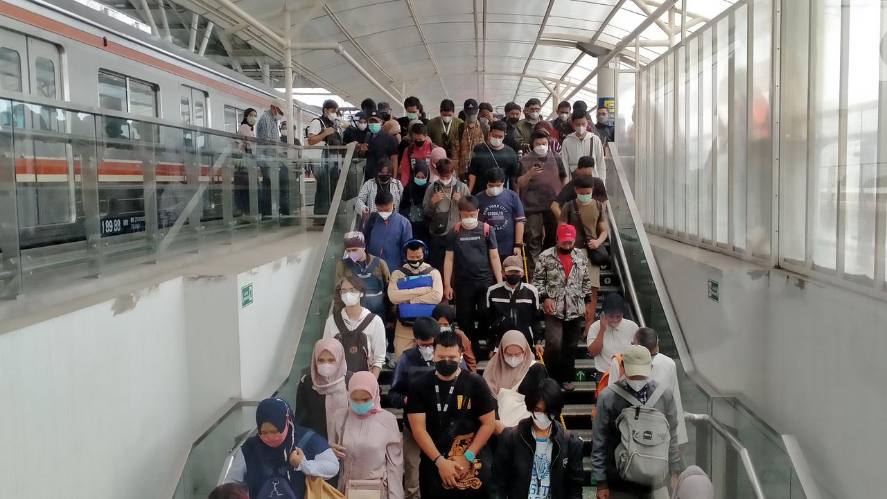 Viral Penumpukan Penumpang di Stasiun Manggarai dan Banyak yang Terjepit, KAI Beri Penjelasan Begini