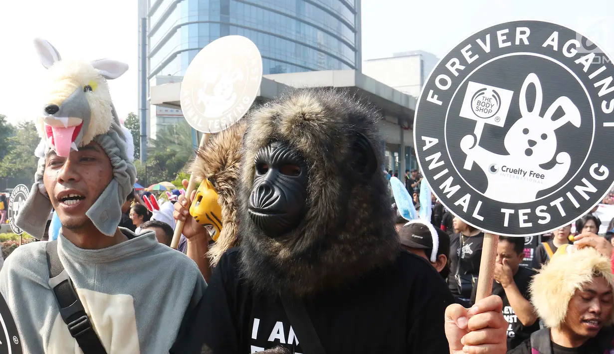 Sejumlah masyarakat melakukan aksi dengan mengenakan kostum binatang saat Car Free Day di Jakarta, Minggu (3/9). Dalam aksi tersebut mereka menyuarakan penolakan uji coba bahan kosmetik pada hewan. (Liputan6.com/Angga Yuniar)