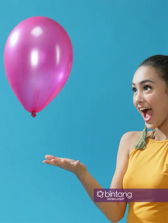 Lantas seperti apa keterlibatan Caitlin terjun ke dunia akting. Sejak usia 8 tahun, Caitlin telah masuk dalam dunia modeling. Ingin mengembangkan kariernya, ia lantas iseng ikut casting film Ada Cinta di SMU. (Bambang E. Ros/Bintang.com)