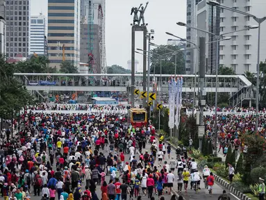 Warga beraktivitas saat Hari Bebas Kendaraan Bermotor (HBKB) di kawasan Bundaran Hotel Indonesia, Jakarta, Minggu (28/12/2014). (Liputan6.com/Faizal Fanani)
