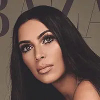Kim Kardashian memang sudah diketahui sebagai fans berat Cher. Tak jarang ia meniru gaya sang idolanya itu. (Us Weekly)