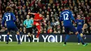 Gelandang Liverpool, Adam Lallana melakukan tendangan keras ke gawang De Gea pada pertandingan Liverpool melawan MU di stadion Anfield, Liverpool, Inggris (17/17). Liverpool harus puas bermain imbang tanpa gol di kandang sendiri. (Reuters/Phil Noble)