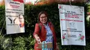 Seorang wanita berswafoto dengan latar belakang spanduk dukungan di halaman Balai Kota DKI Jakarta, Selasa (9/5). Menjelang sidang pembacaan putusan Basuki Tjahaja Purnama atau Ahok, kondisi pendopo Balai Kota tampak lengang. (Liputan6.com/Johan Tallo)