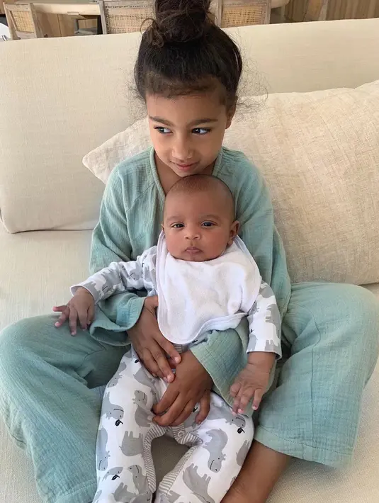 Kim Kardashian juga memposting foto North West memeluk mesra adik kecilnya Psalm West yang sekarang berusia tiga bulan. (Liputan6.com/IG/@kimkardashian)