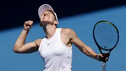 Petenis Rumania, Simona Halep bergembira setelah berhasil mengalahkan Anett Kontaveit dari Estonia pada perempat final  kejuaraan tenis Australia Terbuka di Melbourne, Australia (29/1/2020). Simona Halep menang mudah 6-1, 6-1. (AP Photo/Andy Wong)