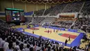 Suasana pertandingan basket antara Korea Utara (merah) dan Korea Selatan  (biru) di Stadion Indoor Ryugyong Chung Ju-Yung, Pyongyang (5/7). Tim pria Korea Utara memenangkan 82-70. (AFP Photo/Kim Won-Jin)