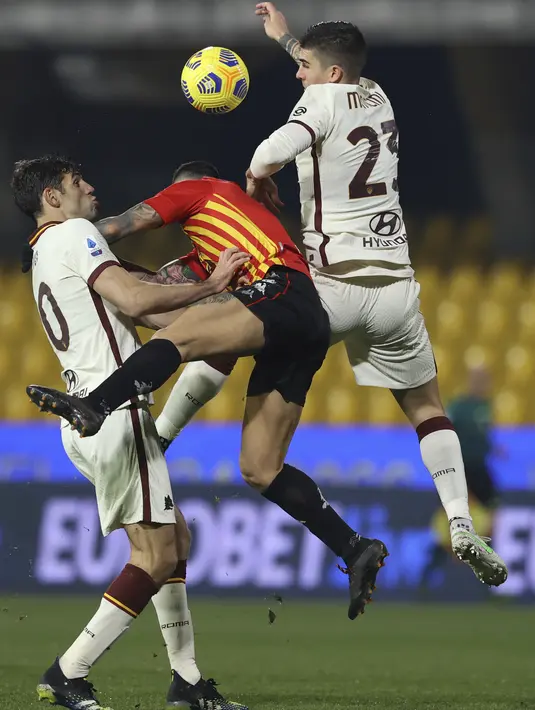 Bek AS Roma, Federico Fazio dan Gianluca Mancini berebut bola denggan penyerang Benevento Gianluca Lapadula dalam lanjutan Liga Italia di Stadio Ciro Vigorito, Senin (22/2/2021) dini hari WIB. AS Roma  ditahan imbang 0-0 kala melawat ke Benevento. (Alessandro Garofalo/LaPresse via AP)