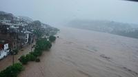 Sungai Tawi yang meluap setelah hujan deras di Jammu, India, Selasa (26/8/2025). (Dok. AP/Channi Anand)&nbsp;&nbsp;