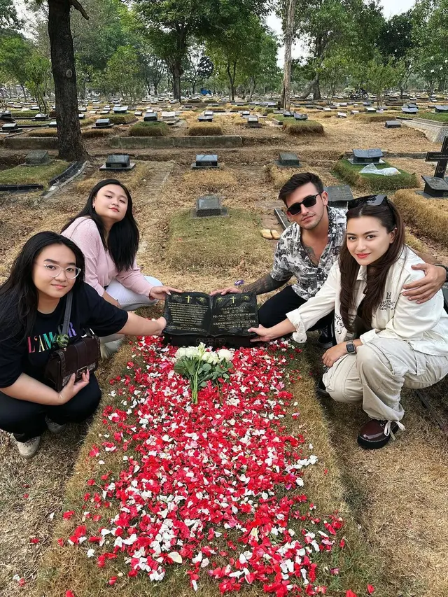 Nathalie Holscher Mengajak Pacarnya Ladislao Camara saat Ziarah ke Makam Ibunda, Netizen: Pegangan Terus Belum Halal
