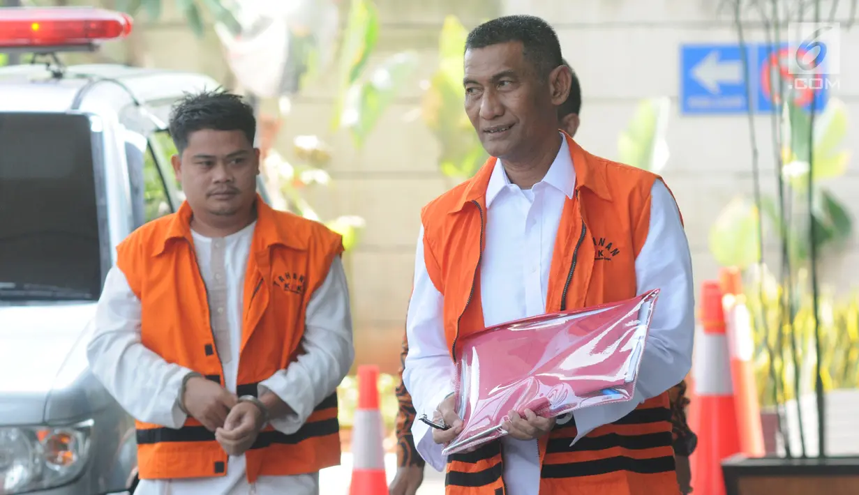 Bupati Kudus Muhammad Tamzil dan Umar Ritonga tangan kanan mantan Bupati Labuhanbatu, Pangonal Harahap tiba di Gedung KPK, Jakarta, Rabu (14/8/2019). Umar  diperiksa terkait membawa lari uang Rp 500 juta dugaan suap proyek di lingkungan pemda Labuhanbatu. (merdeka.com/dwi narwoko)