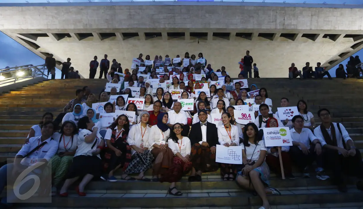 Mendikbud Anies Baswedan bersama Kepala Staf Kepresidenan Teten Masduki berfoto bersama puluhan komunitas dan organisasi yang peduli untuk dunia pendidikan usai pembukaan Pesta Pendidikan di Tugu Monas Jakarta, Minggu (1/5). (Liputan6.com/Herman Zakharia)
