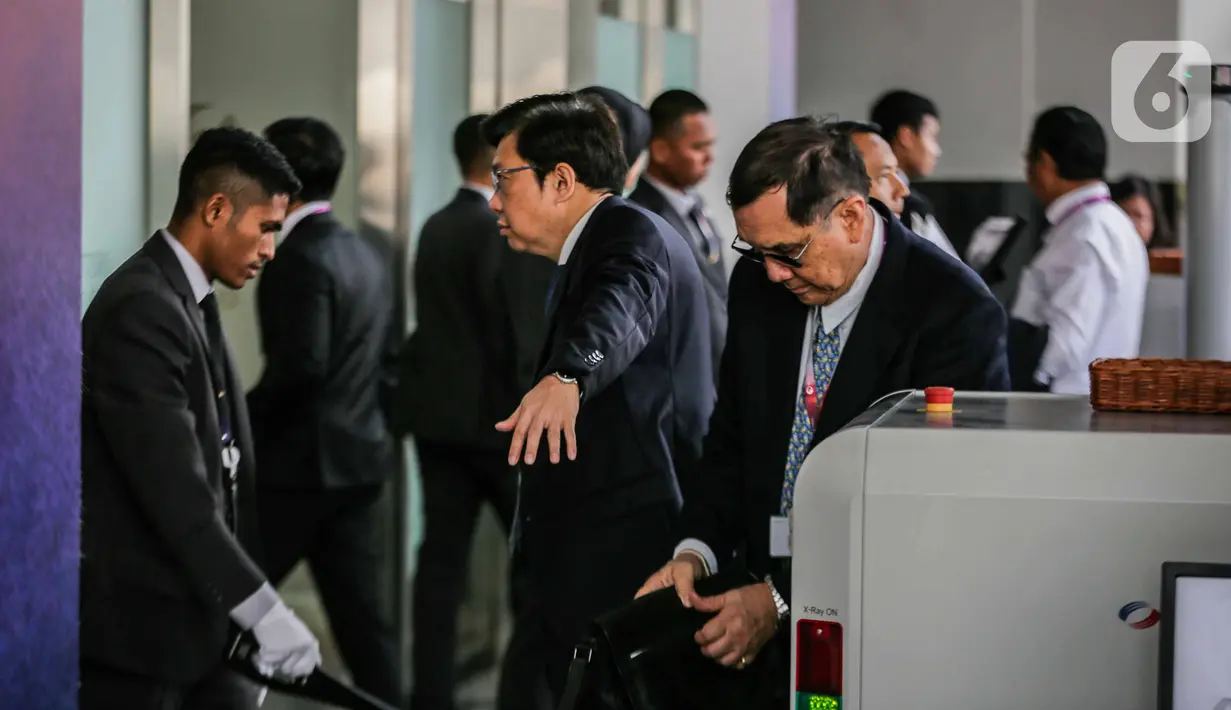 Delegasi melakukan body checking beserta barang bawaan oleh pihak keamanan sebelum memasuki plannery hall saat pembukaan KTT ASEAN ke-43 di Jakarta Convention Center, Senayan, Jakarta, Selasa (5/9/2023). (Liputan6.com/Faizal Fanani)