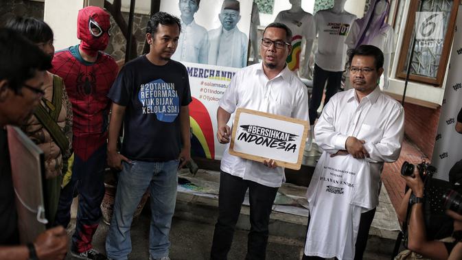 Perwakilan Tim Kampanye Nasional (TKN) Joko Widodo-Ma'ruf Amin menerima massa aksi yang tergabung dalam gerakan #BersihkanIndonesia berkostum tokoh superhero di markas pemenangan Jokowi - Ma'ruf, Jakarta, Rabu (13/2). (Liputan6.com/Faizal Fanani)