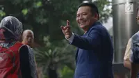 Pengacara Otto Hasibuan menyapa awak media usai mendatangi KPK, Jakarta, Jumat (8/12). Kedatangan Otto ke KPK untuk memberikan surat keterangan pengunduran dirinya sebagai kuasa hukum Setya Novanto. (Liputan6.com/Angga Yuniar)