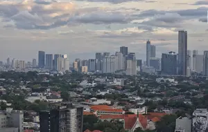 Gubernur Bank Indonesia, Perry Warjiyo dalam keterangan pers Rapat Dewan Gubernur (RDG) BI, Rabu (23/4/2025), menyampaikan bahwa pertumbuhan ekonomi masih diperkirakan berada di kisaran 4,7% hingga 5,5%, dengan titik tengah 5,1. (Liputan6.com/Angga Yuniar).