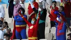 Suporter Spanyol berpakaian adu banteng, mengibarkan bendera negaranya di luar arena adu banteng Plaza de Toros, di Seville, Spanyol, Sabtu, 19 Juni 2021. Spanyol akan menghadapi Polandia pada Sabtu malam untuk Grup E Euro 2020. (AP Photo/Thanassis Stavrakis)