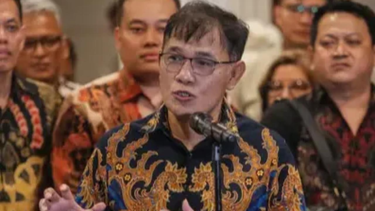 “Akan menjadi ketua tim?,” tekan Akbar bertanya.