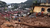 Petugas penyelamat mencari korban selamat setelah tanah longsor di Petropolis, Brasil, 16 Februari 2022. Banjir skala besar menghancurkan ratusan properti dan merenggut sebanyak 34 nyawa di daerah tersebut. (CARL DE SOUZA/AFP)