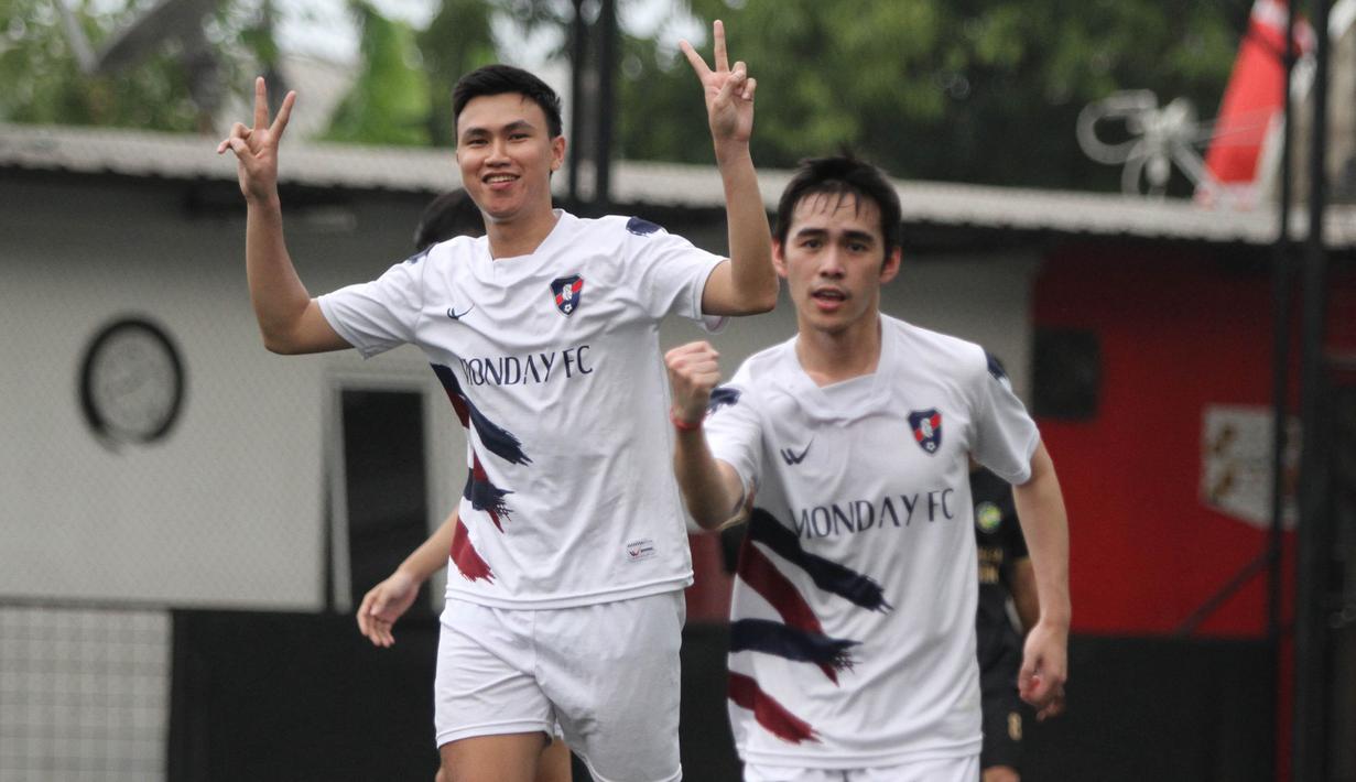 <p>Monday FC keluar sebagai juara Grup C dengan meraih tiga kemenangan atau poin sempurna. Yang bikin sensasional yaitu, keberhasilan Monday FC mencetak 30 gol dalam tiga pertandingan dan hanya kebobolan sekali. (Dok. Bola Sunday League)</p>