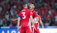 Pemain Timnas Indonesia, Rizky Ridho dan Jay Idzes merayakan kemenangan atas Bahrain pada laga kedelapan putaran ketiga Grup C kualifikasi Piala Dunia 2026 di Stadion Utama Gelora Bung Karno, Jakarta, Selasa (25/3/2025) malam WIB. (Bola.com/Bagaskara Lazuardi)