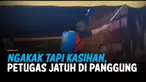 APES, PETUGAS JATUH DI PANGGUNG SAAT PENYEMPROTAN DISINFEKTAN
