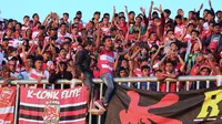 Penggemar Madura United, K-Conk Mania. (Bola.com/Aditya Wany)