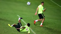 Pemain Brasil Neymar Junior melakukan tendangan salto pada sesi latihan di Salvador, Brasil, Senin(16/11/2015). Brasil akan melawan Peru pada Qualifikasi Piala Dunia Rusia 2018. AFP Photo/Christophe Simon)