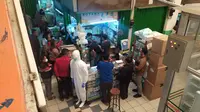 Warga Menyerbu lapak penjual alat-alat kesehatan di Pasar Pramuka, Matraman, Jakarta Timur, Selasa (3/3/2020). Masyarakat memborong masker usai Presiden Jokowi mengumukan 2 WNi positif terjangkit virus Corona.