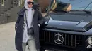 Paula Verhoeven tetap terlihat kece dalam balutan outfit musim dingin saat berpose di depan mobil mewah [@paula_verhoeven]