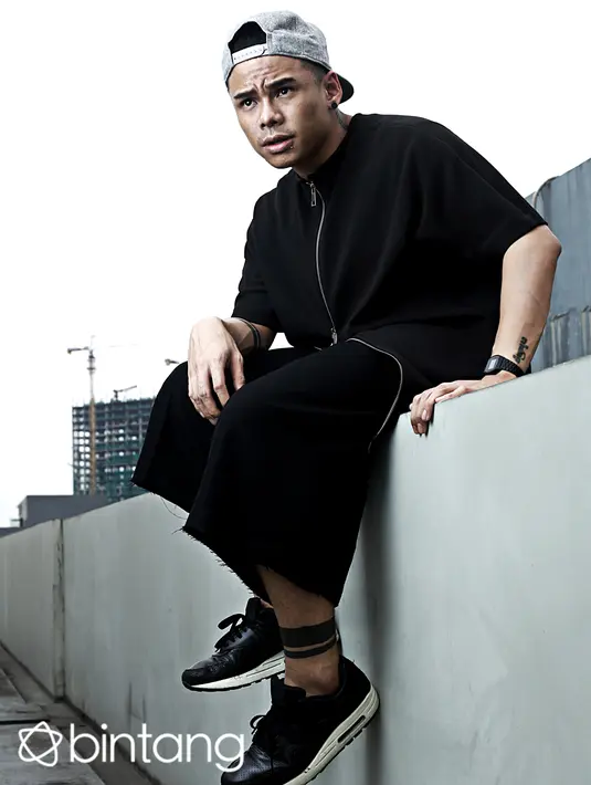 “Saya mikirnya ga cuma suka sama suka, jadian atau suka sama suka, jadian lalu putus itu menurut saya udah biasa. Dipercintaan ngeliatnya menurut pengalaman, pernah dialamin, perspektif cinta itu luas buat saya” jelas Teza. (Galih W. Satria/Bintang.com)