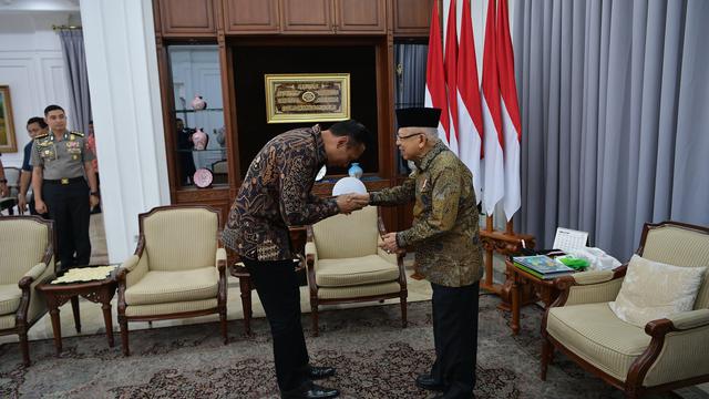Menteri Agraria dan Tata Ruang/Kepala Badan Pertanahan Nasional (ATR/BPN) Agus Harimurti Yudhoyono (AHY) menemui Wakil Presiden (Wapres) Ma'ruf Amin di rumah dinasnya, Jalan Diponegoro Nomor 2, Jakarta Pusat, Sabtu (24/2/2024).