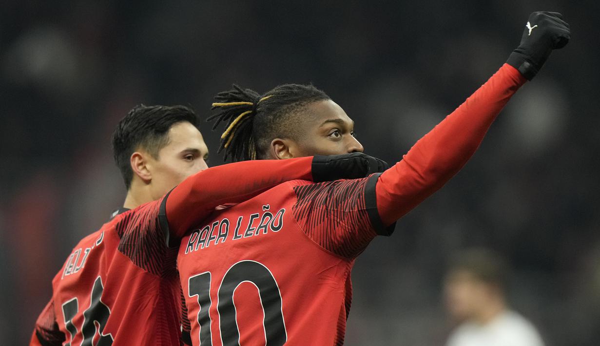 Selebrasi striker AC Milan, Rafael Leao setelah mencetak gol ke gawang Atalanta pada laga perempatfinal Coppa Italia 2023/2024 di San Siro Stadium, Milan, Kamis (11/1/2024) dini hari WIB. (AP Photo/Luca Bruno)