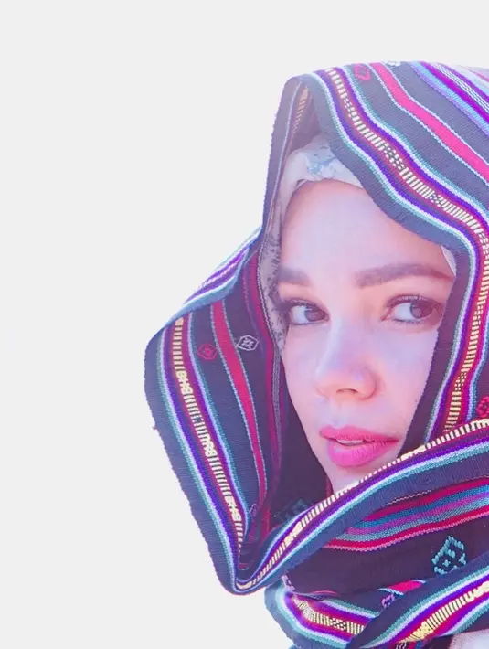 Hal itu ia buktikan ketika sukses memerankan sosok Aisyah dalam film Ayat-Ayat Cinta 2. (instagram/dewisandra)