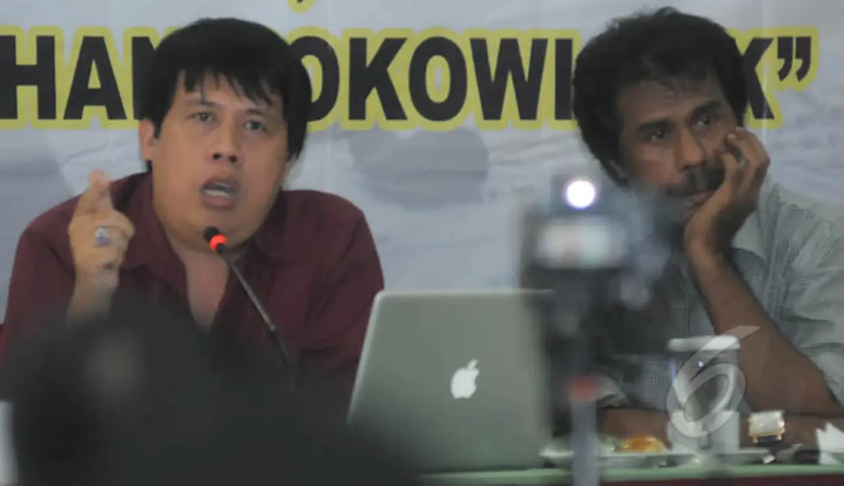 Pengamat Anggaran Politik Uchok Sky Khadafi (kiri) dan pakar hukum tata negara Prof Margarito (kanan) saat menjadi pembicara dalam diskusi bertajuk 'Pembubaran Unit Staf Kepresidenan' di Jakarta, Senin (2/2). (Liputan6.com/Herman Zakharia)