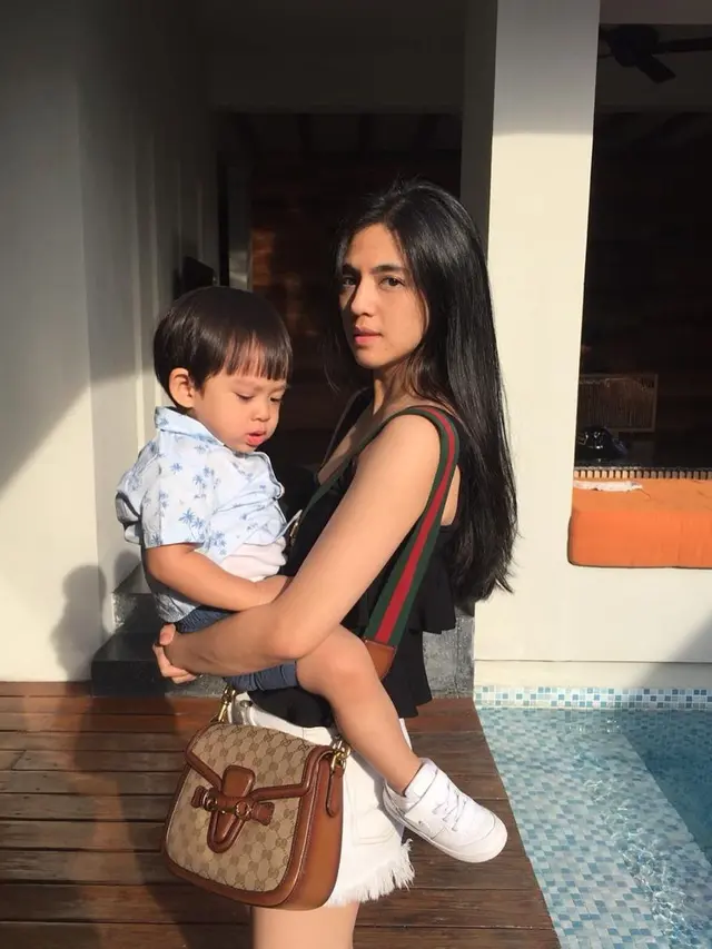 Momen Manis DJ Una Saat Momong Anak (sumber: instagram/putriuna)