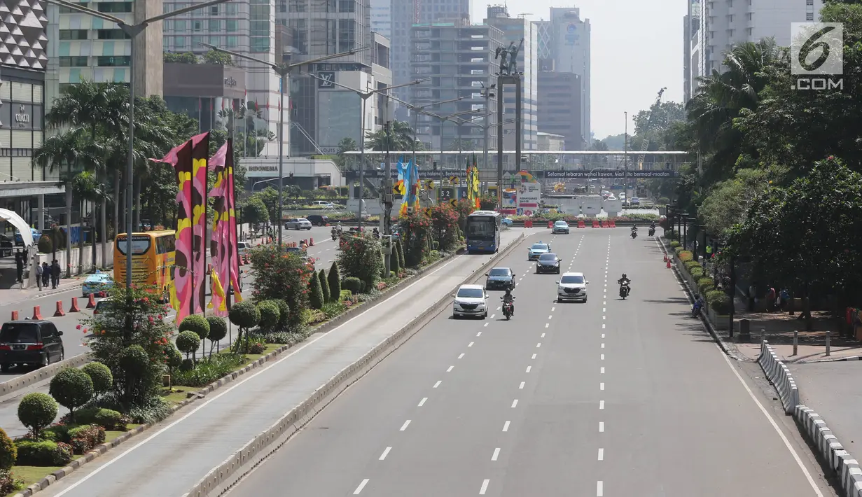 Suasana arus lalu lintas tampak lengang di Jalan Sudirman, Jakarta Rabu (27/6). Jalan Sudirman-Thamrin lenggang, tanpa pemandangan kemacetan sebagaimana pada hari-hari kerja biasa. (Liputan6.com/Arya Manggala)