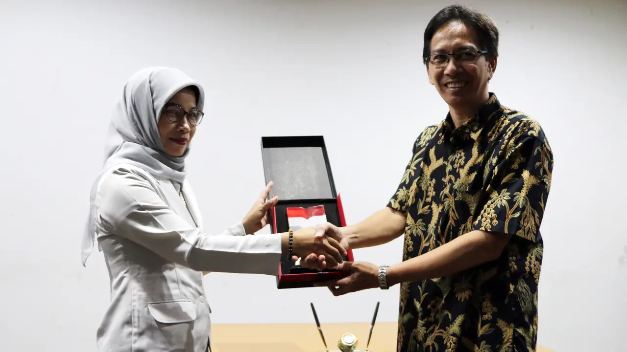 Ketua KPUD Jabar Yayat Hidayat saat penandatanganan nota kesepahaman dengan Universitas Telkom, Kamis 25 Januari 2018.