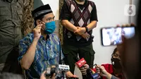 Sekretaris Umum FPI Munarman memberikan keterangan terkait aksi penyerangan terhadap polisi oleh Laskar FPI di Petamburan III, Jakarta, Senin (7/12/2020). Munarman menegaskan, tidak ada insiden tembak menembak antara Laskar FPI dan polisi. (Liputan6.com/Faizal Fanani)