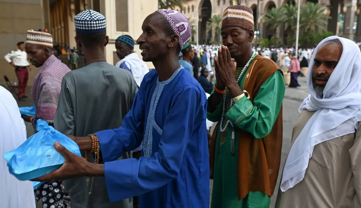 <p>Selain Makkah, hal sama dilakukan di Madinah. Di Masjid Nabawi, banyak penduduk setempak yang membagikan makanan gratis untuk para jemaah. (Sajjad HUSSAIN/AFP)</p>
