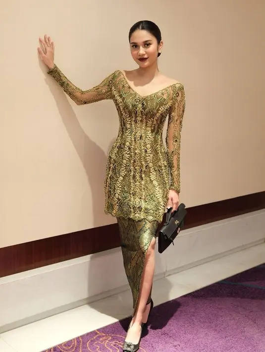 Azizah Salsha tampil dengan kebaya hijau bridesmaidnya. Tampak ia pun membawa handbag Hermes warna hitam. [@azizahsalsha_]