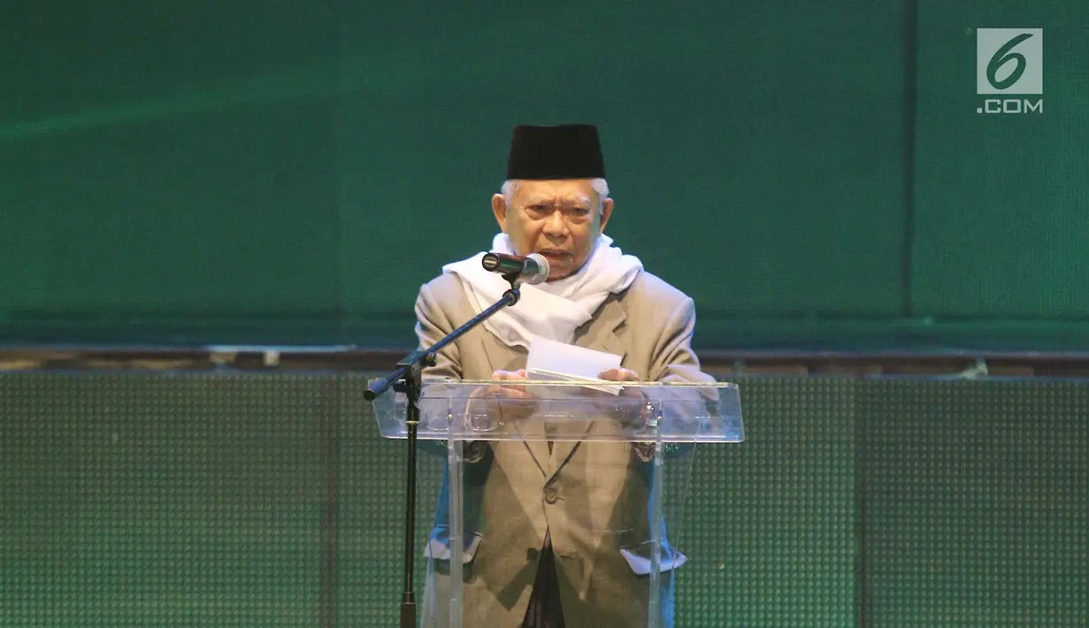 Ketua MUI KH Ma'ruf Amin menyampaikan sambutan pada acara Milad MUI ke-42 dan Anugerah Syiar Ramadan 2017 di Jakarta, Kamis malam (26/7). Milad MUI juga diisi dengan peluncuran buku Penggerak Ulama Pelindung Umat. (Liputan6.com/Herman Zakharia)