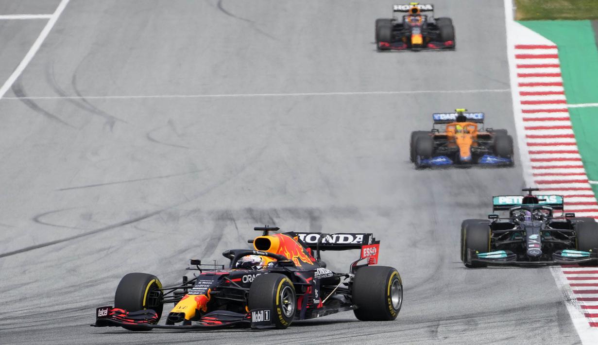 Verstappen tidak mengalami banyak gangguan pada balapan ini. Ia mampu menjaga jarak dengan Hamilton 2,8 detik dalam waktu 10 putaran. Sedangkan rekannya Sergio Perez menempel ketat pembalap McLaren, Nando Lorris dan mampu menyalipnya pada putaran ke-10. (Foto: AP/Pool/Darko Vojinovic)